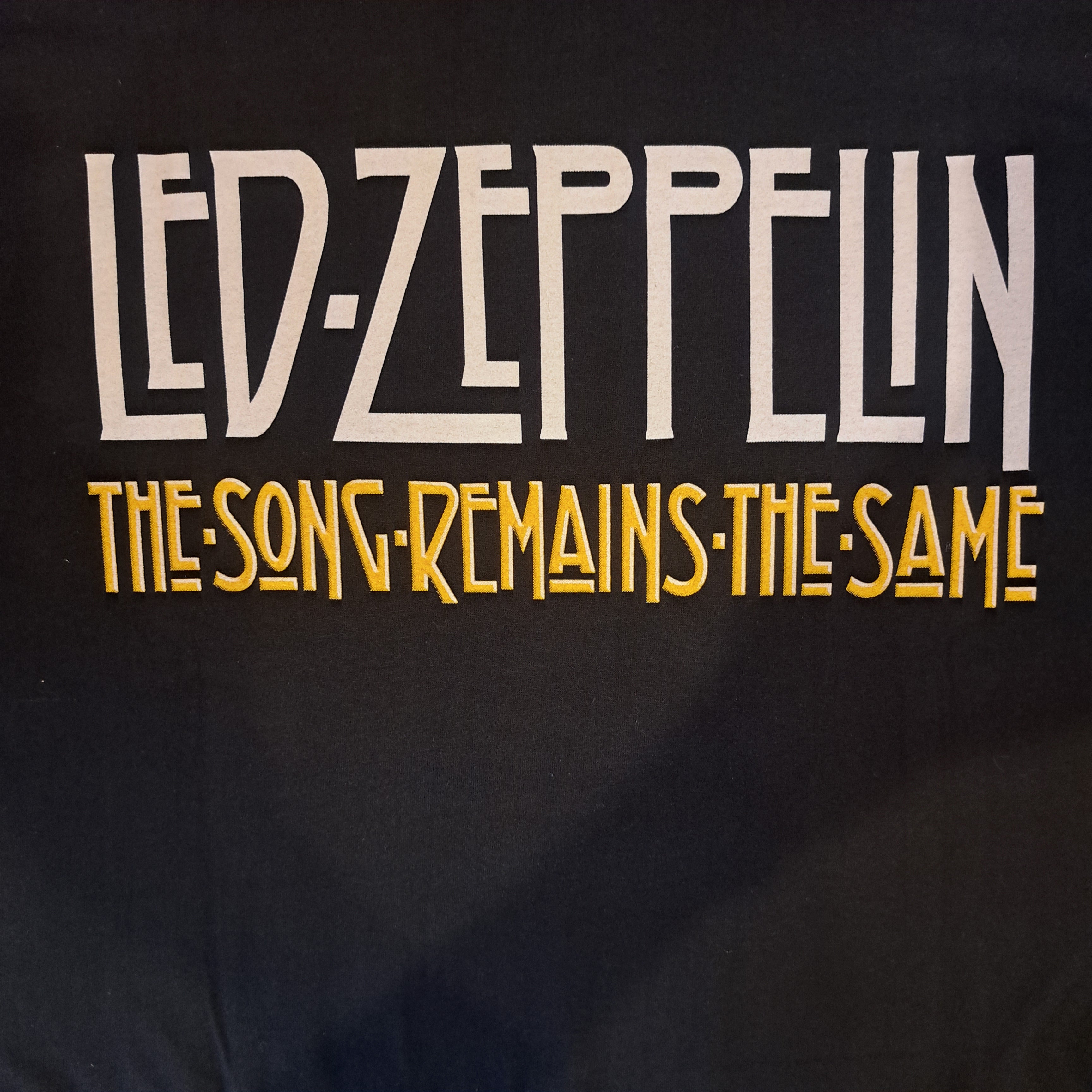 Led Zeppelin. "The song remains the same". FRONT